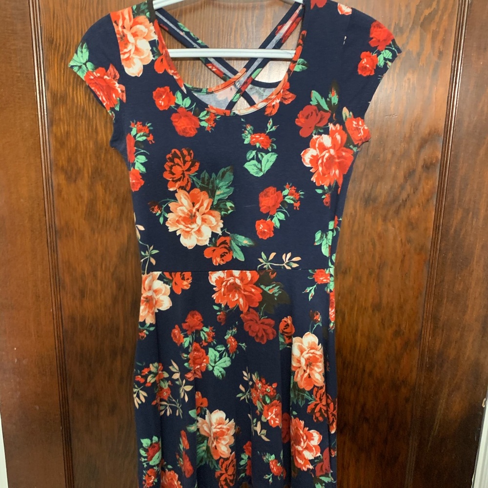 Floral print criss-cross back spring dress 🌸